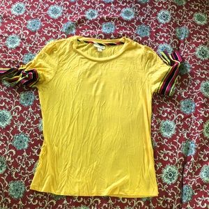 Stretchy shirt with bows